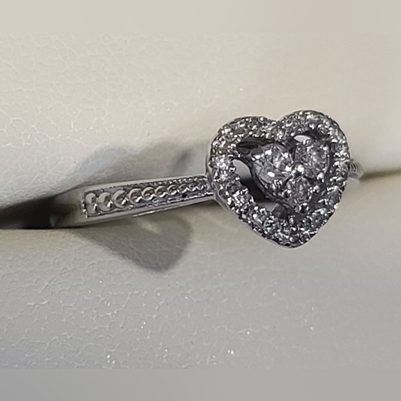 💛💛 Jared's Galleria Heart Diamond Ring - Picture 2 of 10